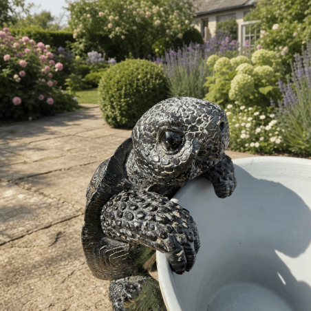 Tortue décorative en résine à suspendre sur un pot