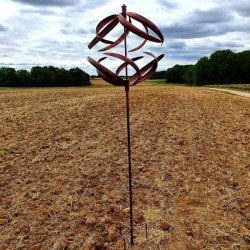 Decorative garden wind spinner in iron with sphere on pole