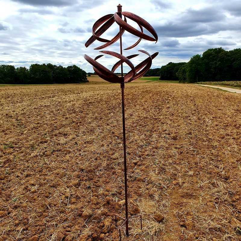 Decorative garden wind spinner in iron with sphere on pole