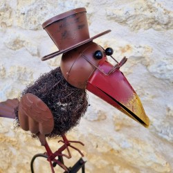 Garden mobile in iron with crow motif, stake and balanced spinner – close-up view of the crow