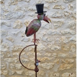 Garden mobile in iron featuring a colorful crow motif with its corbillat spike and balanced stake