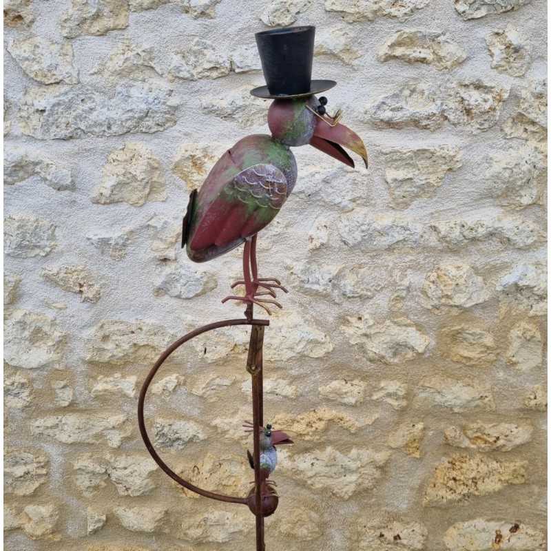 Garden mobile in iron featuring a colorful crow motif with its corbillat spike and balanced stake