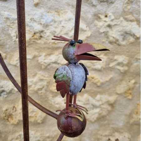 Garden mobile in iron featuring a colorful crow motif with its corbillat spike and balanced stake