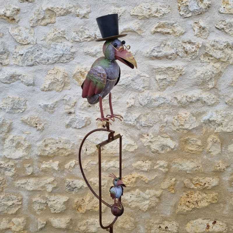Garden mobile in iron featuring a colorful crow motif with its corbillat spike and balanced stake