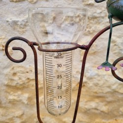Colorful frog-design decorative rain gauge, 132 cm, €34.90 LEZARD DU JARDIN