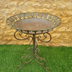 Bird bath, iron feeder on tripod with arabesque design in green and burgundy, vintage style €79.90 LEZARD DU JARDIN