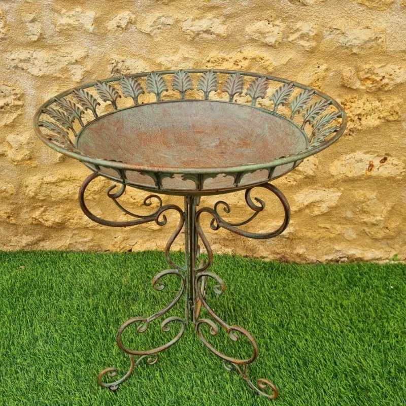 Bird bath, iron feeder on tripod with arabesque design in green and burgundy, vintage style €79.90 LEZARD DU JARDIN
