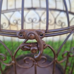 Bordeaux beige iron basket €22.90 LEZARD DU JARDIN