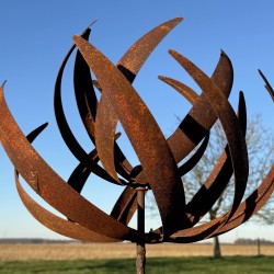 Detail of the overlapping blades measuring 60 cm and 30 cm in rusted metal