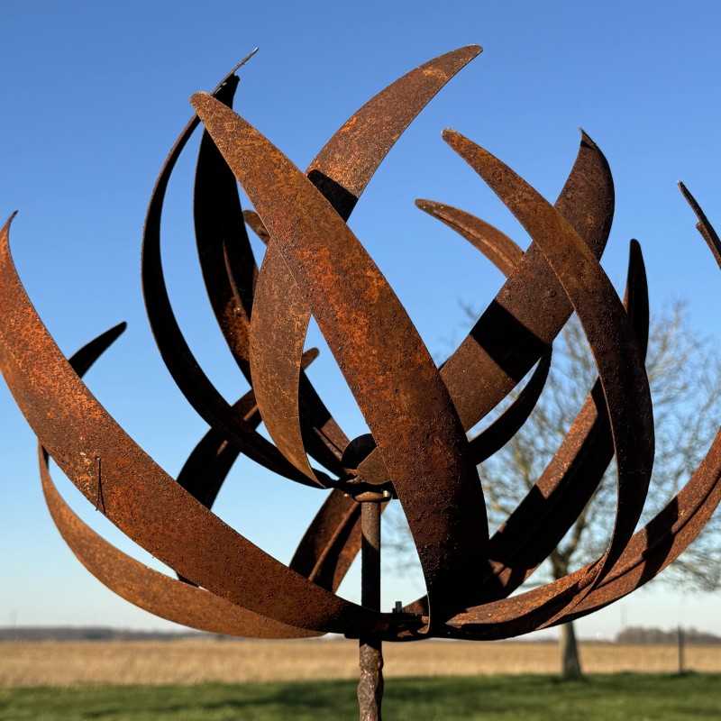 Detail of the overlapping blades measuring 60 cm and 30 cm in rusted metal