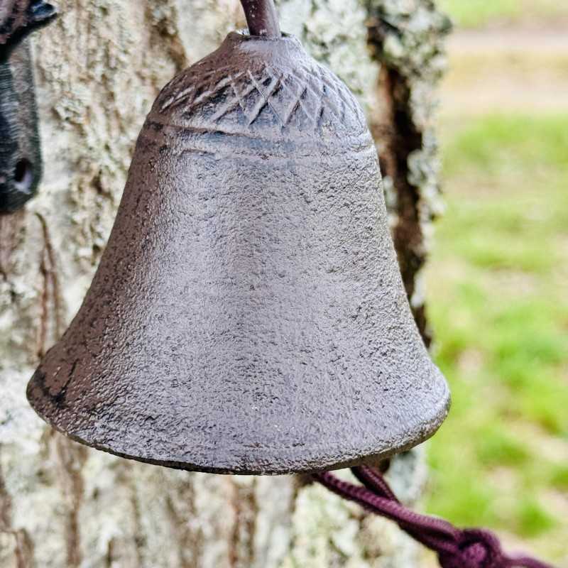 Cast-iron wall bell with black cat – detailed view of the bell