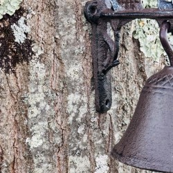 Cast iron wall bell with black cat – view of the 3 mounting points