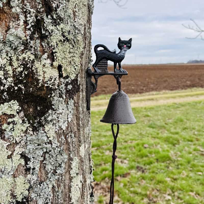 Cast-iron wall bell with cat, front door