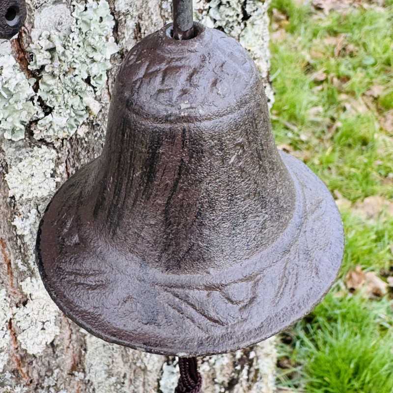 Cast iron owl wall bell and “Welcome” – close-up view of the bell’s details