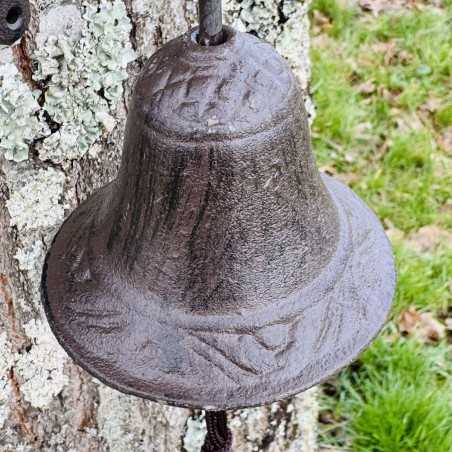 Cast iron owl wall bell and “Welcome” – close-up view of the bell’s details