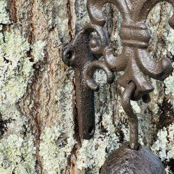 Cast-iron wall bell with fleur-de-lis – view of the mounting points