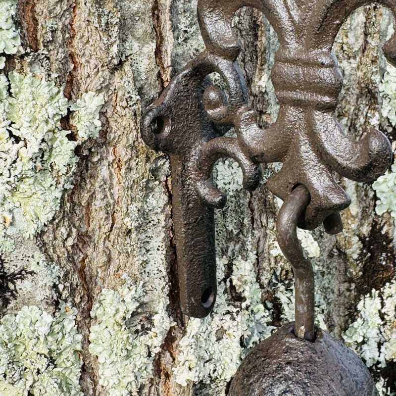 Cast-iron wall bell with fleur-de-lis – view of the mounting points