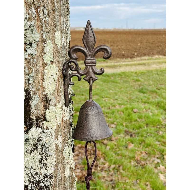 Cast-iron wall bell with fleur-de-lis – Elegance and tradition