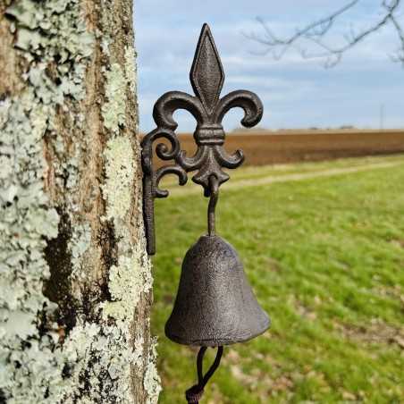 Cast-iron wall bell with fleur-de-lis – Elegance and tradition