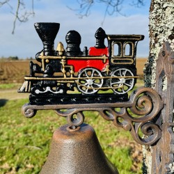 Cast iron wall bell with locomotive – detailed view of the locomotive