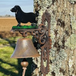 Wall-mounted cast-iron doorbell with dog – Elegance and robustness, front view