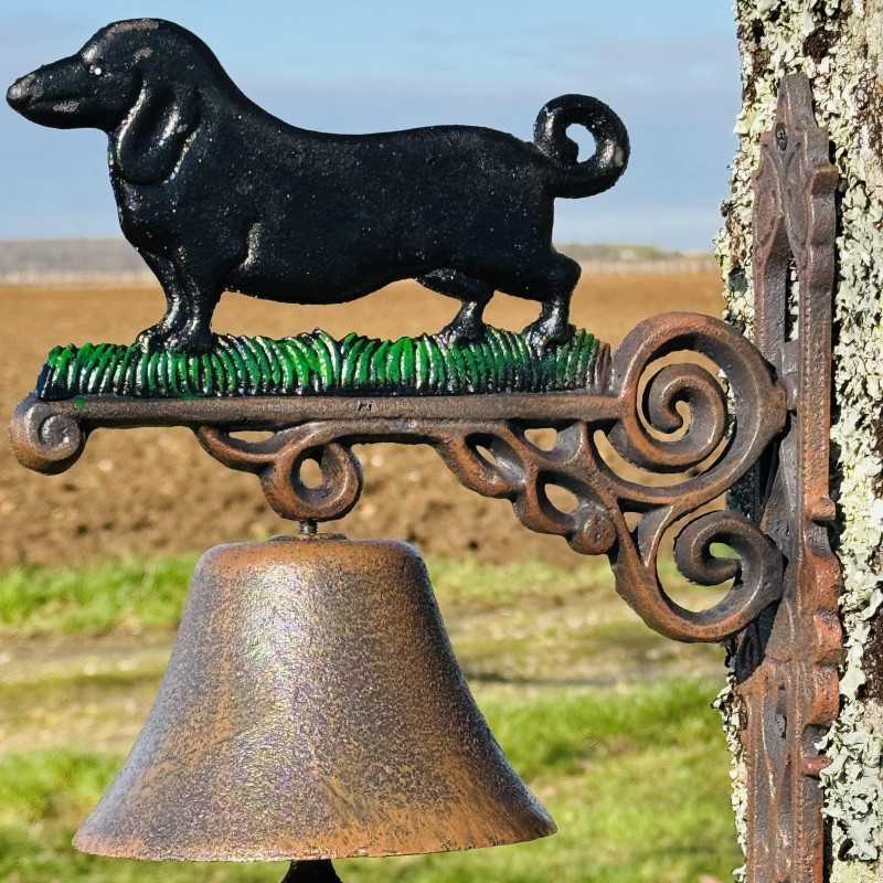 Wall-mounted cast iron doorbell with dog, detailed view of the dog