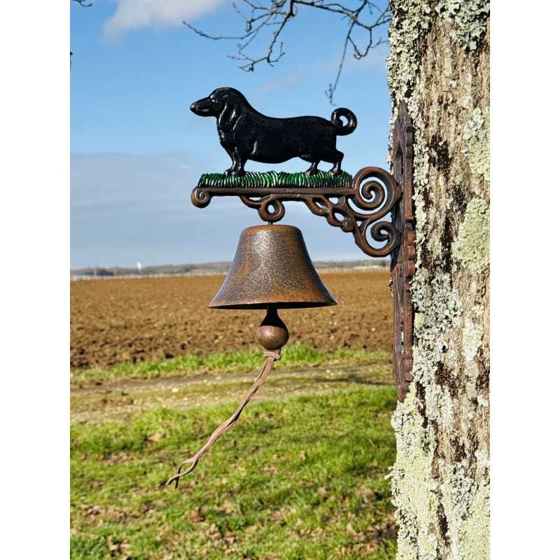 Wall-mounted cast-iron doorbell with a full-view dog figure