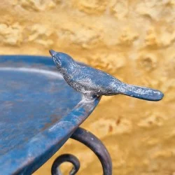 Bain à oiseau sur pied patiné bleu vue en détail de la coupelle