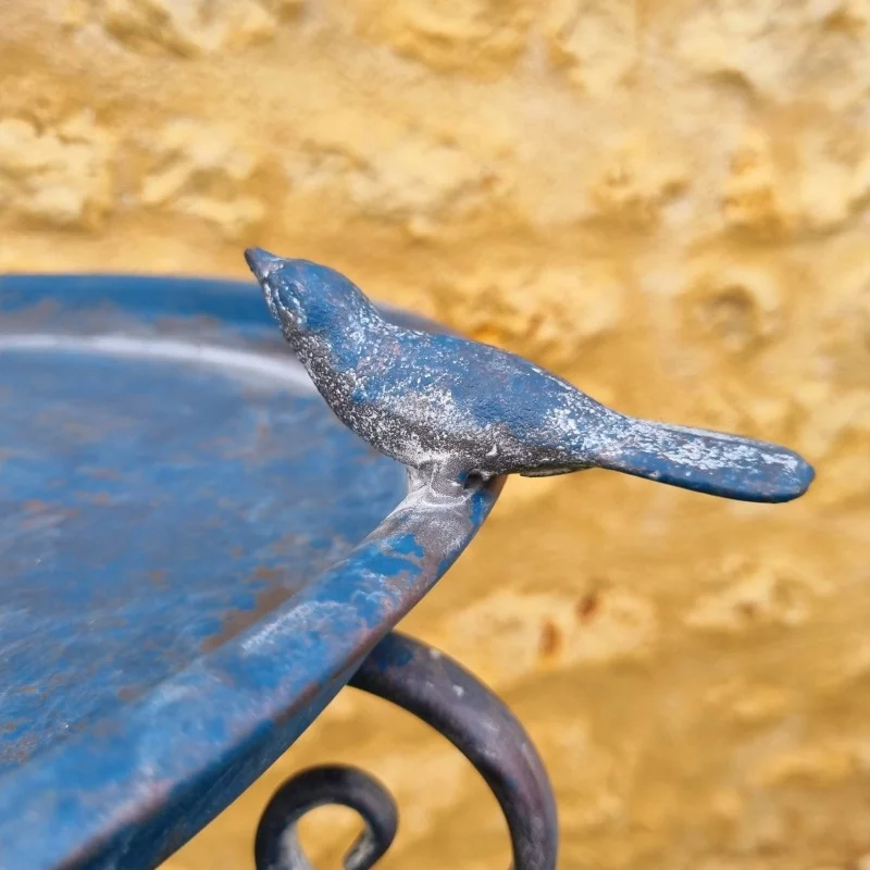 Bain à oiseau sur pied patiné bleu vue en détail de la coupelle