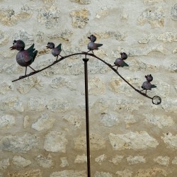 Patinated Metal Garden Mobile (Green & Red Tones) Featuring a Family of Birds on an Arch – 158 cm – Lézard du Jardin