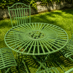 4-seater garden furniture set in English green metal, detailed view of the table