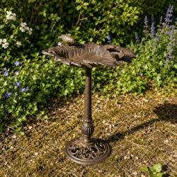 Bain d’oiseaux en fonte feuille de vigne avec deux oiseaux