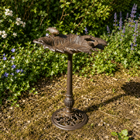 Bain d’oiseaux en fonte feuille de vigne avec deux oiseaux