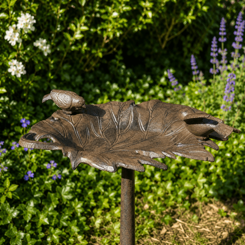 Bain d’oiseaux en fonte feuille de vigne avec deux oiseaux
