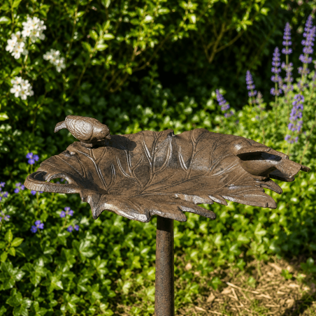 Bain d’oiseaux en fonte feuille de vigne avec deux oiseaux