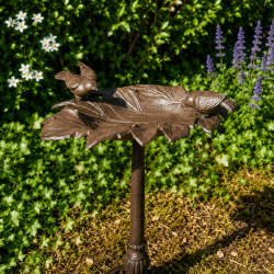 Bain d’oiseaux en fonte feuille de vigne avec deux oiseaux