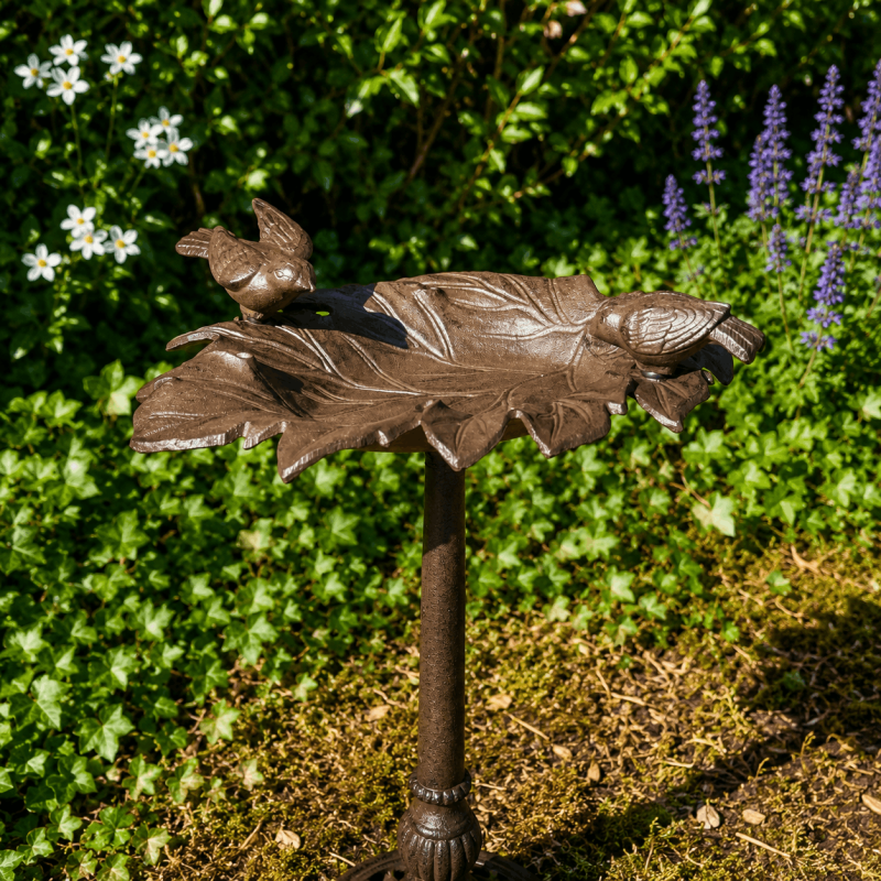 Bain d’oiseaux en fonte feuille de vigne avec deux oiseaux