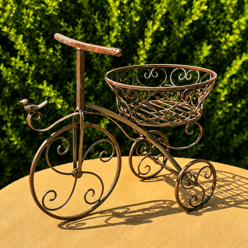 Porte-plante tricycle marron patiné – Une touche vintage pour vos fleurs