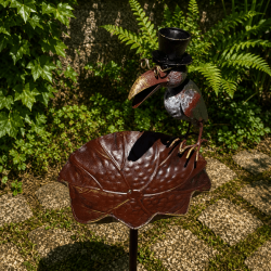 Abreuvoir mangeoire à oiseaux sur pic – Corbeau avec chapeau – Hauteur 119 cm