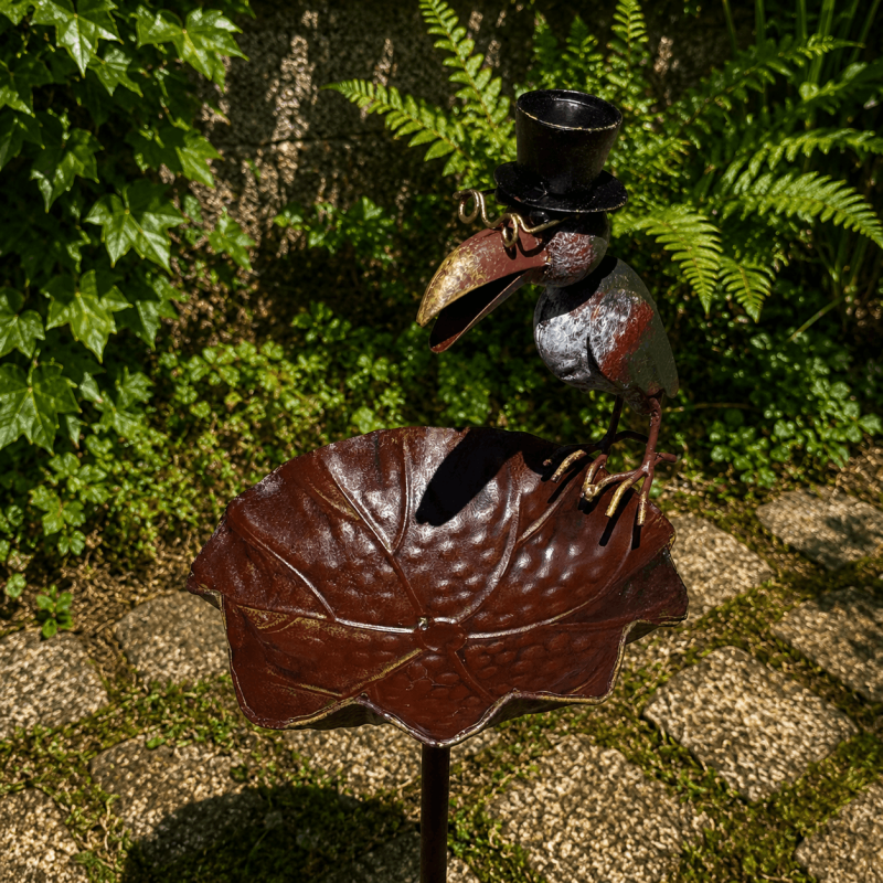 Abreuvoir mangeoire à oiseaux sur pic – Corbeau avec chapeau – Hauteur 119 cm