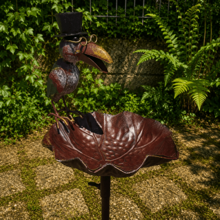 Abreuvoir mangeoire à oiseaux sur pic – Corbeau avec chapeau – Hauteur 119 cm