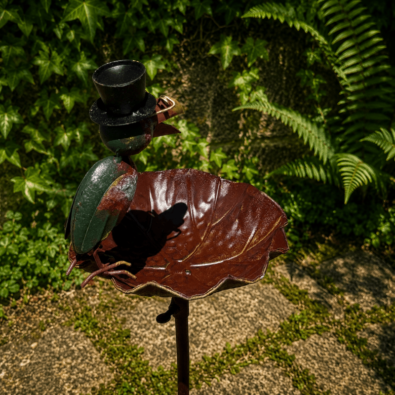 Abreuvoir mangeoire à oiseaux sur pic – Corbeau avec chapeau – Hauteur 119 cm