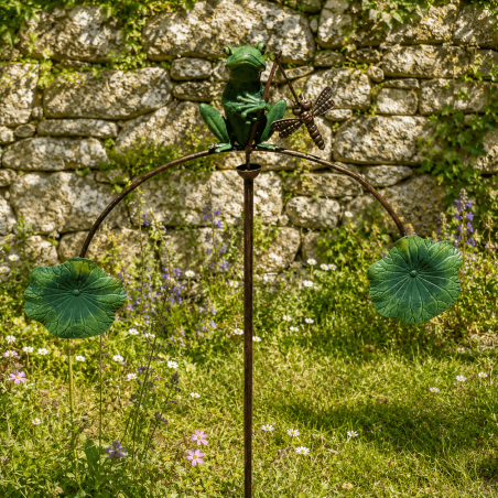 Mobile de jardin Grenouille équilibriste sur feuilles de nénuphar – Décoration à piquer en métal