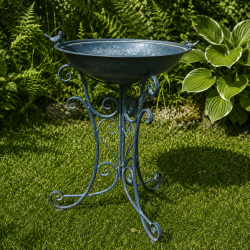Bain d'oiseaux, mangeoire en fer sur trépied arabesques bleue aspect ancien 79,90 € LEZARD DU JARDIN