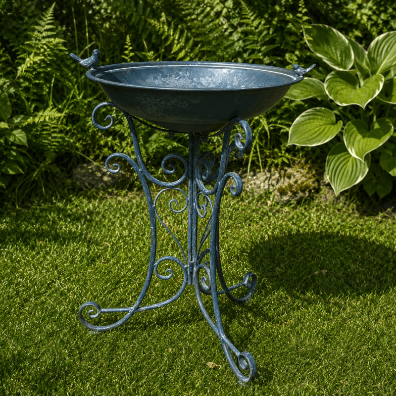 Bain d'oiseaux, mangeoire en fer sur trépied arabesques bleue aspect ancien 79,90 € LEZARD DU JARDIN