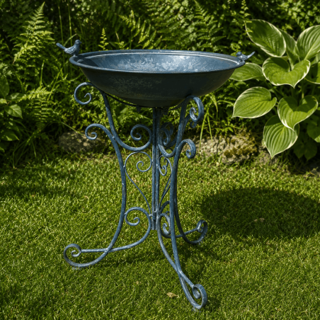 Bain d'oiseaux, mangeoire en fer sur trépied arabesques bleue aspect ancien 79,90 € LEZARD DU JARDIN