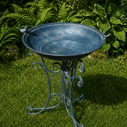Bain d'oiseaux, mangeoire en fer sur trépied arabesques bleue aspect ancien 79,90 € LEZARD DU JARDIN