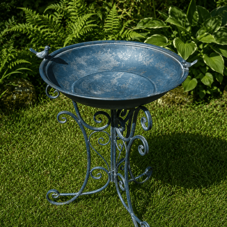 Bain d'oiseaux, mangeoire en fer sur trépied arabesques bleue aspect ancien 79,90 € LEZARD DU JARDIN