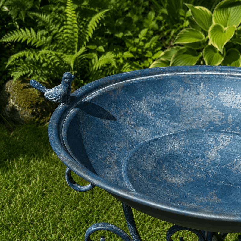 Bain d'oiseaux, mangeoire en fer sur trépied arabesques bleue aspect ancien 79,90 € LEZARD DU JARDIN