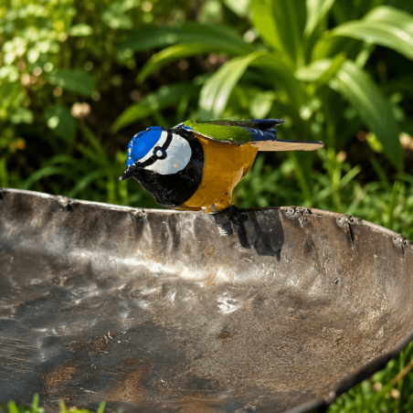 Bain d'oiseaux cœur en métal recyclé avec mésange colorée